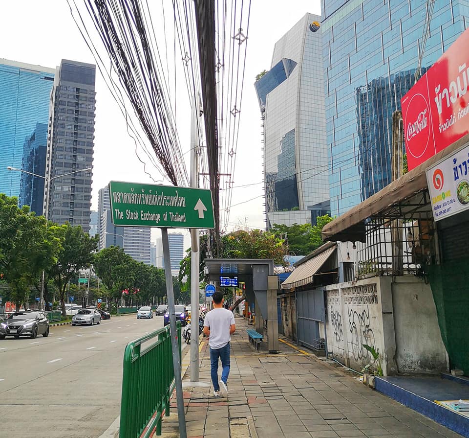 เดินตรงไปตามป้ายของตลาดหลักทรัพย์แห่งประเทศไทย The Stock Exchange of Thailand (SET)