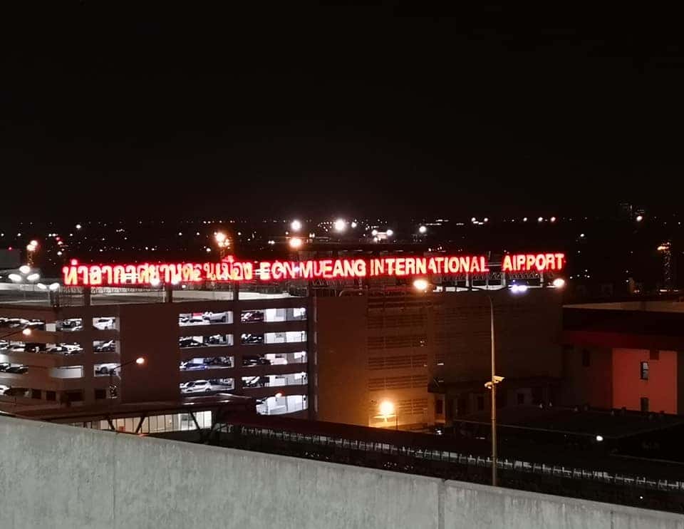 จากบนสถานีมองเห็นสนามบินท่าอากาศยานดอนเมือง