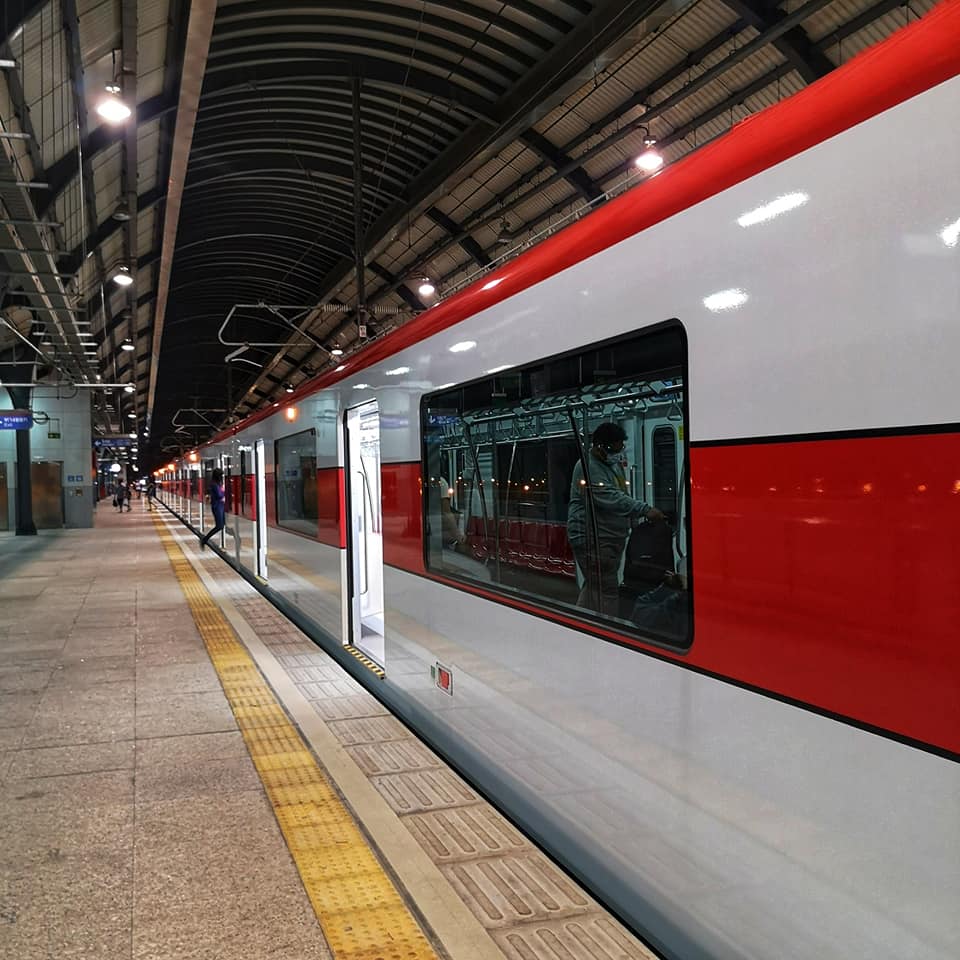 รถไฟฟ้าสายสีแดงเข้มเทียบชานชาลา มุ่งหน้าสู่สถานีกลางบางซื่อ