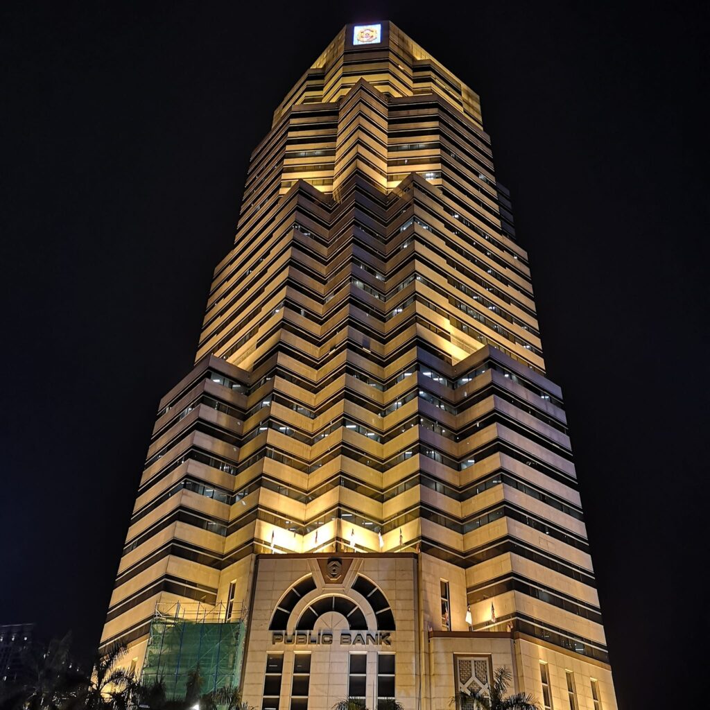 ยืนถ่ายรูปหน้าตึก Public Bank จะสามารถถ่ายรูปตึกปิโตรนาสได้สวย