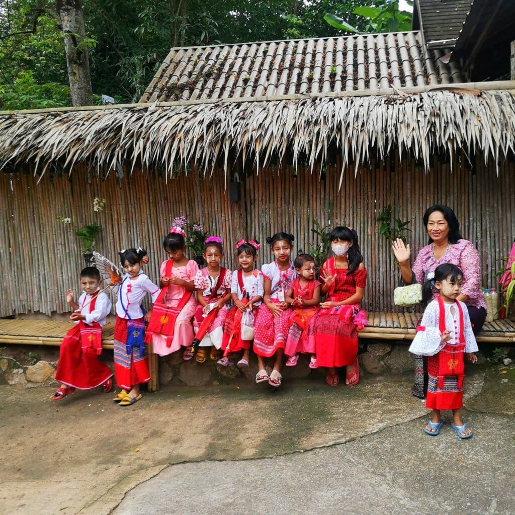 เด็กๆ ชาวมอญในหมู่บ้านห้วยน้ำใส ที่เข้าร่วมพิธีตักบาตรทำบุญ