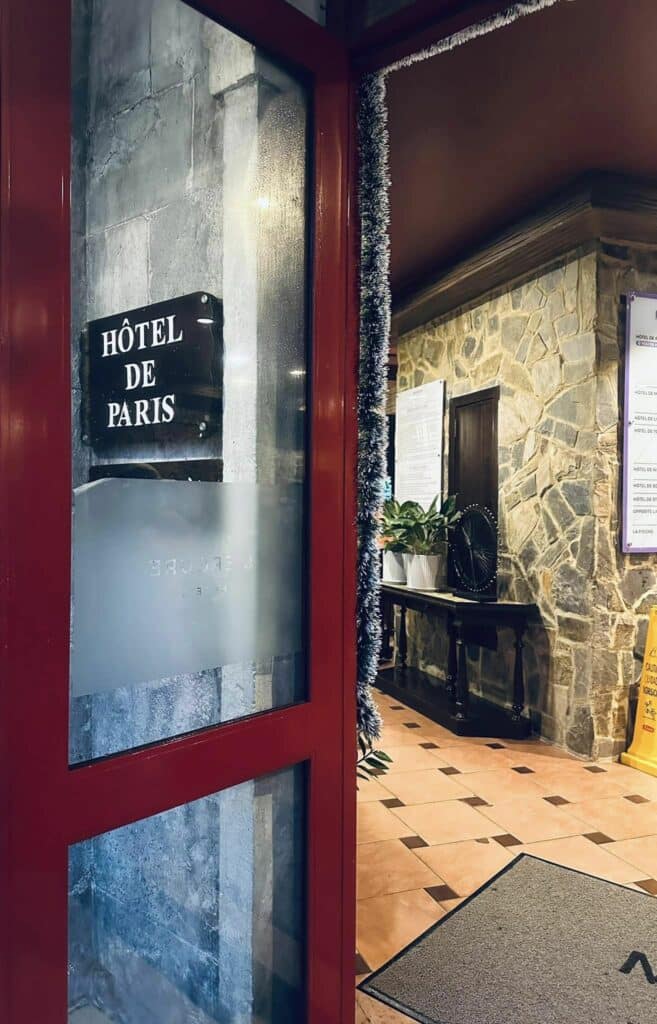 ทางเข้าจุดเช็คอิน HOTEL DE PARIS