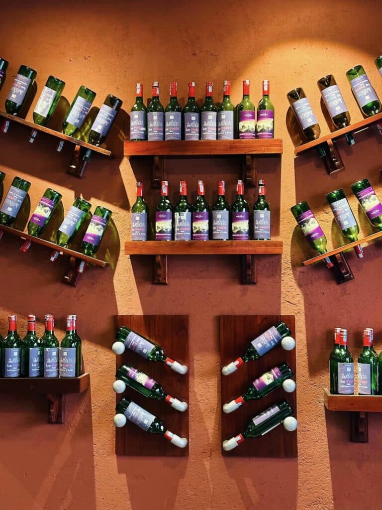  HOTEL DE BORDEAUX ตกแต่งด้วยขวดไวน์ตามลักษณะเมืองที่มีชื่อเสียงเรื่องไวน์