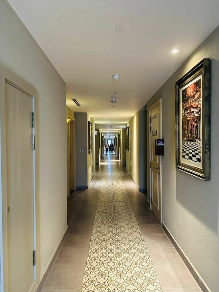 ทางเดินไปห้องพักภายใน HOTEL DE BORDEAUX