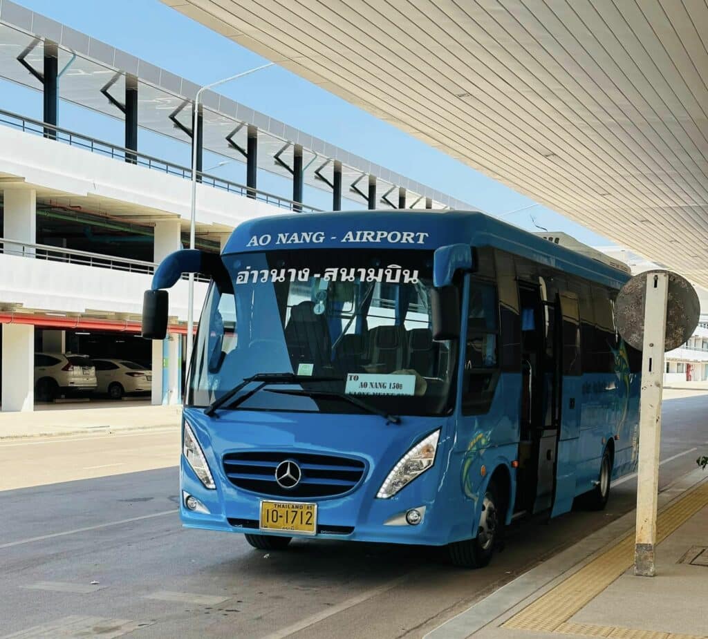 รถบัสโดยสาร เพื่อไปตัวเมืองกระบี่ และอ่าวนาง จอดอยู่ด้านหน้าอาคารสนามบิน