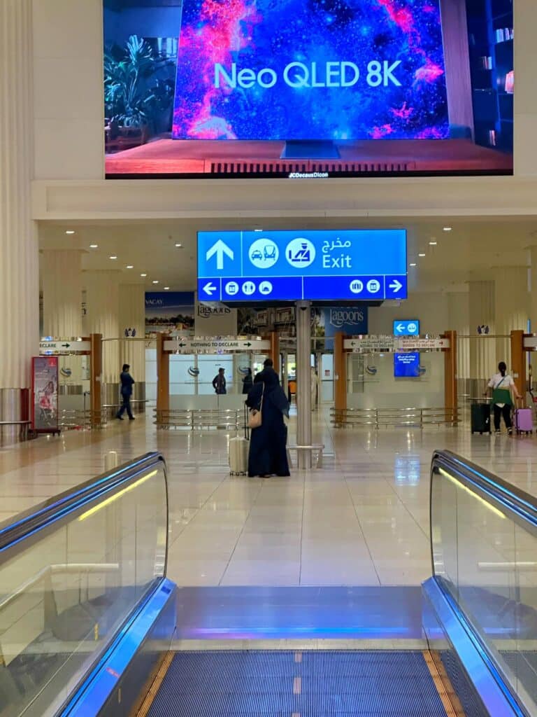 ป้ายบอกทางไป Dubai Metro สนามบินดูไบ