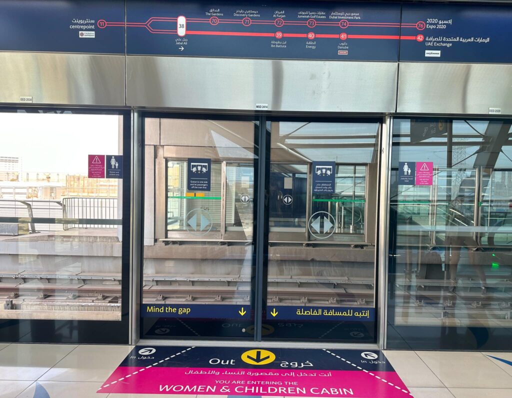 ป้ายกำกับตู้แยกผู้หญิงและผู้ชายของรถไฟฟ้า Dubai metro