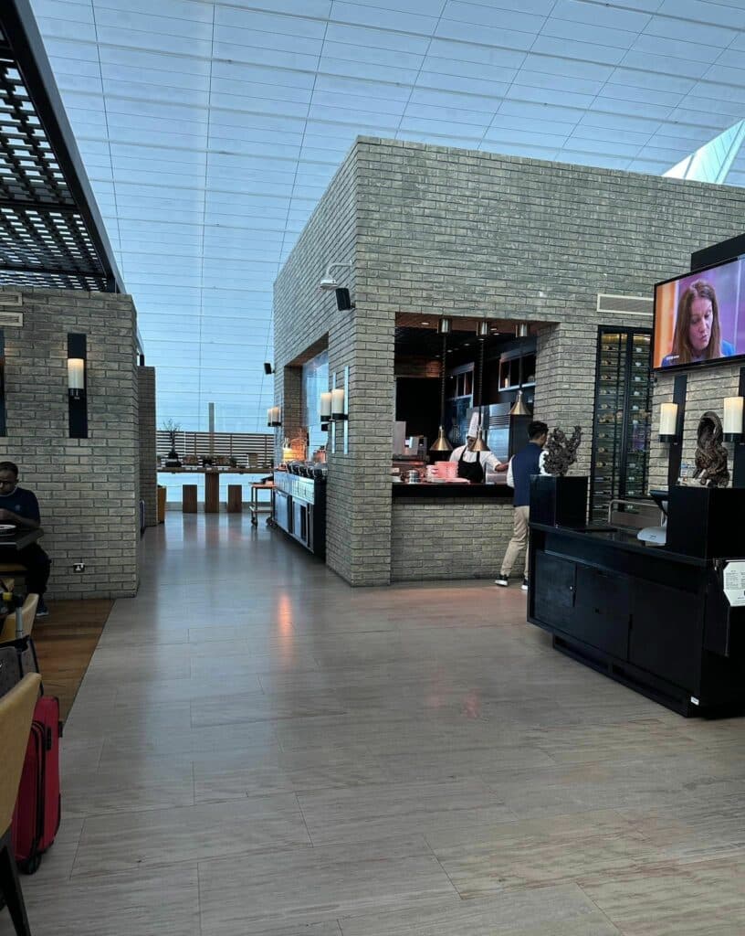 Ahlan Lounge หรือ ก็คือ Cadiz Tapas Bar สนามบินดูไบ