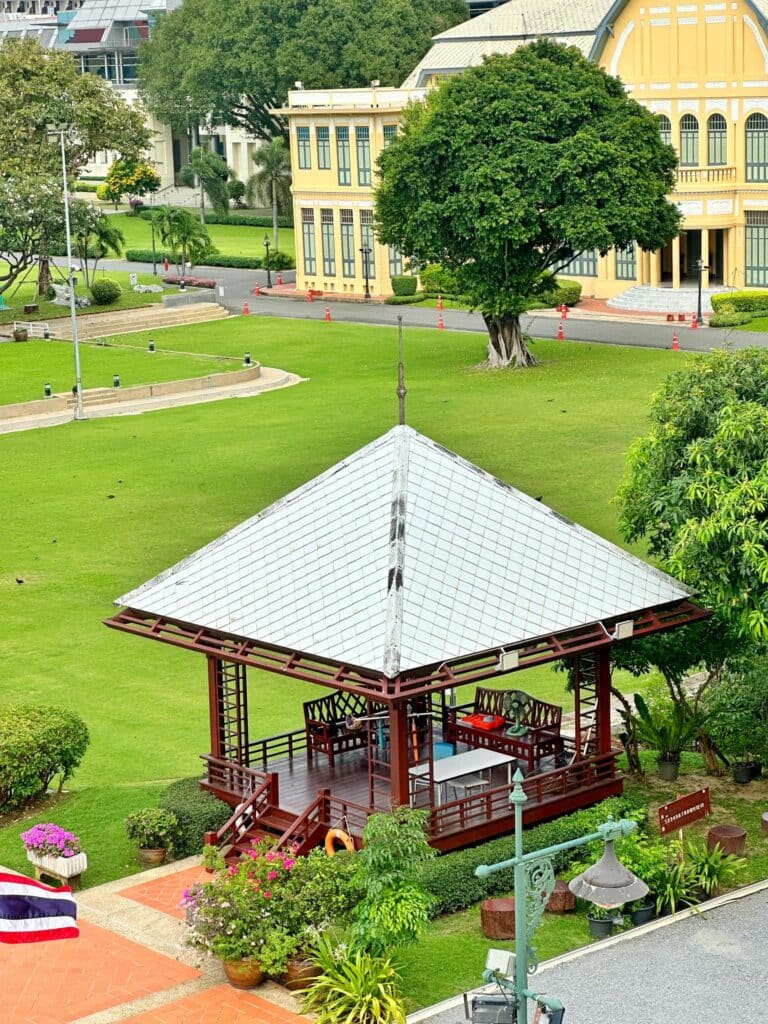 วังบางขุนพรหมอยู่ติดกับแม่น้ำเจ้าพระยา และสะพานพระราม 8